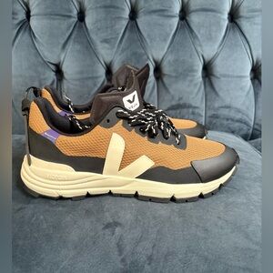 VEJA
Dekkan Alveomesh low-top sneakers